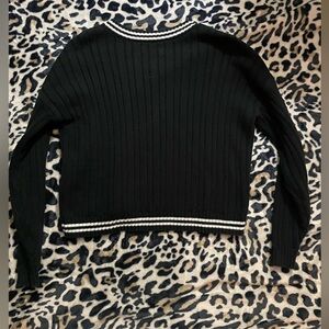 Hollister Black and white knit sweater with a preppy vibe #preppyknit